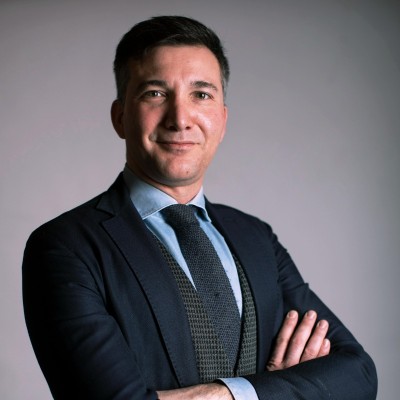 Ritratto dell'avvocato Nicolò Bastaroli, esperto di reputazione digitale e AI